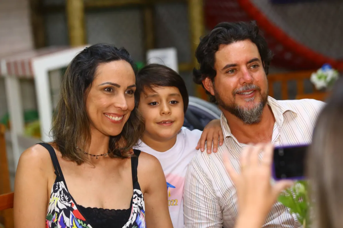 O aluno Benjamin Peçanha Lima com a mãe Thalita Rodrigues Peçanha do Nascimento Lima e Antônio Marcos Machado de Lima