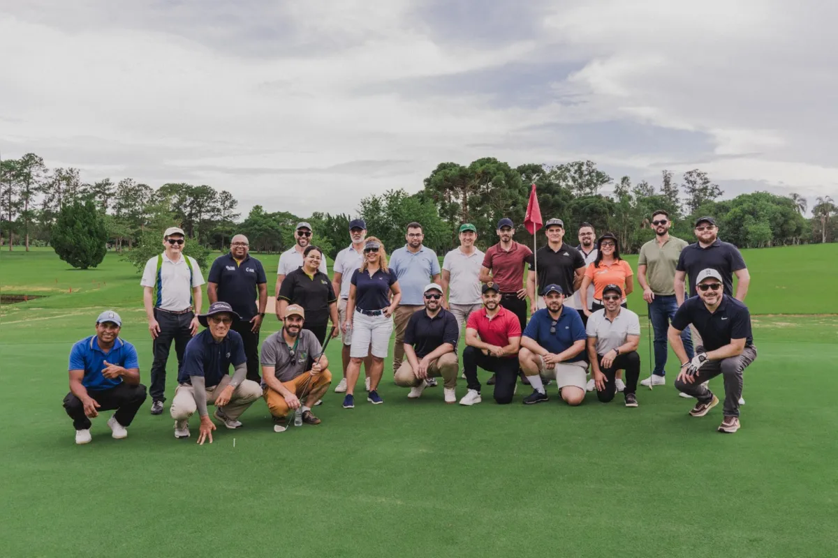 Os participantes da clínica de golfe reunidos no campo do LGC