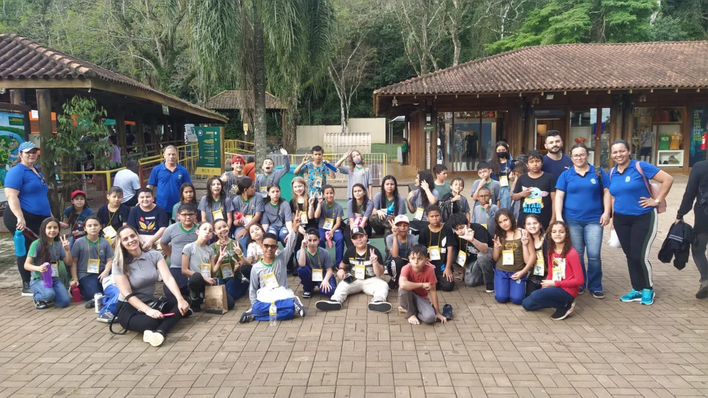 Espetáculo das águas foi apreciado pelos alunos da escola municipal Mário Pimentel de Camargo, de Cascavel