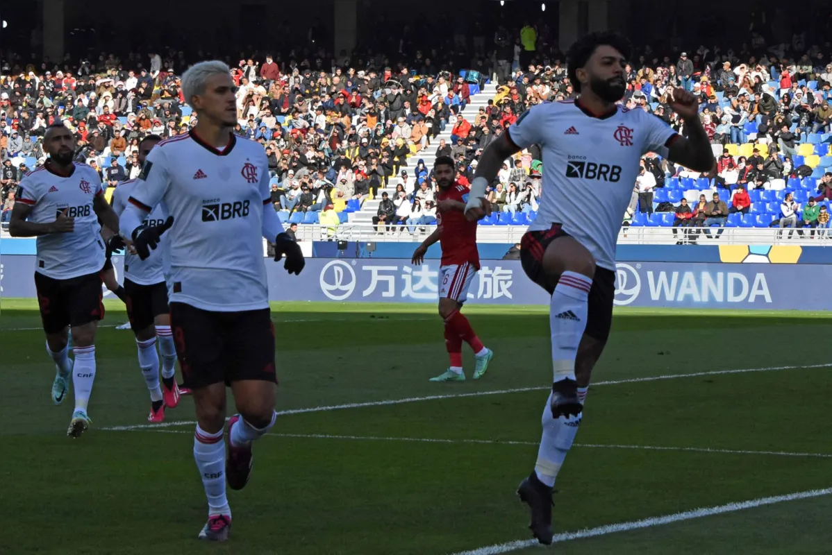 Gabigol comemora um de seus dois gols no sábado