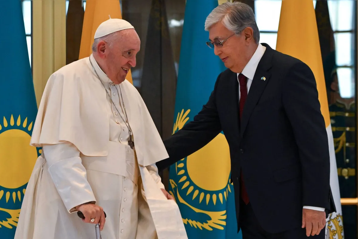 O papa foi recepcionado pelo presidente do Cazaquistão, Kassym-Jomart Tokayev, na capital do país