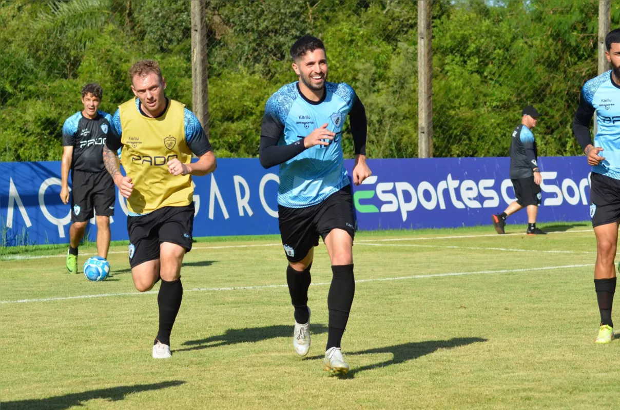 Moisés, que chegou no Paranaense, e Jatobá, contratado para a Série B, são duas opções para o meio-campo à disposição do técnico Alexandre Gallo
