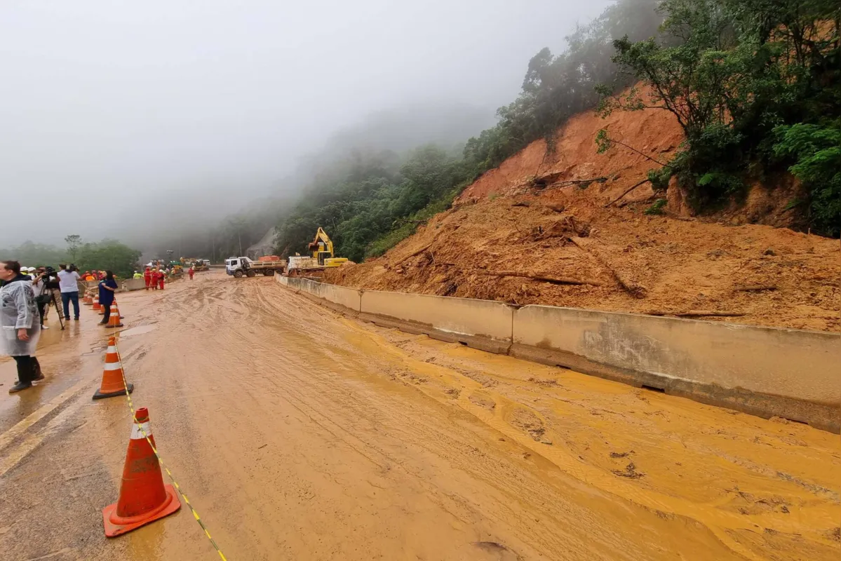 Imagem ilustrativa da imagem Governo confirma 14 pessoas envolvidas no deslizamento de Guaratuba