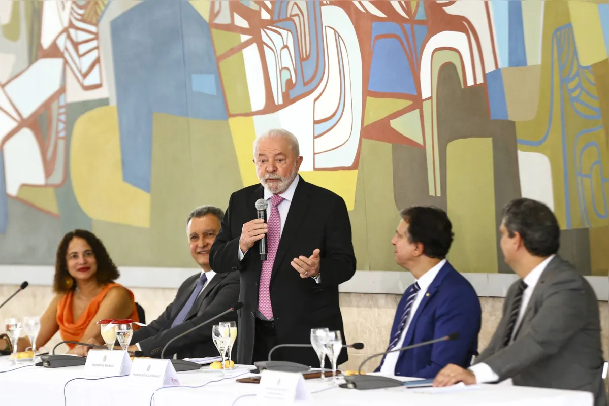 Os ministros da Ciência e Tecnologia, Luciana Santos, da Casa Civil, Rui Costa, da Educação, Camilo Santana, da Secretaria-Geral, Márcio Macêdo, e o presidente Luiz Inácio Lula da Silva, durante reunião com reitores das universidades federais e institutos federais de ensino, no Palácio do Planalto