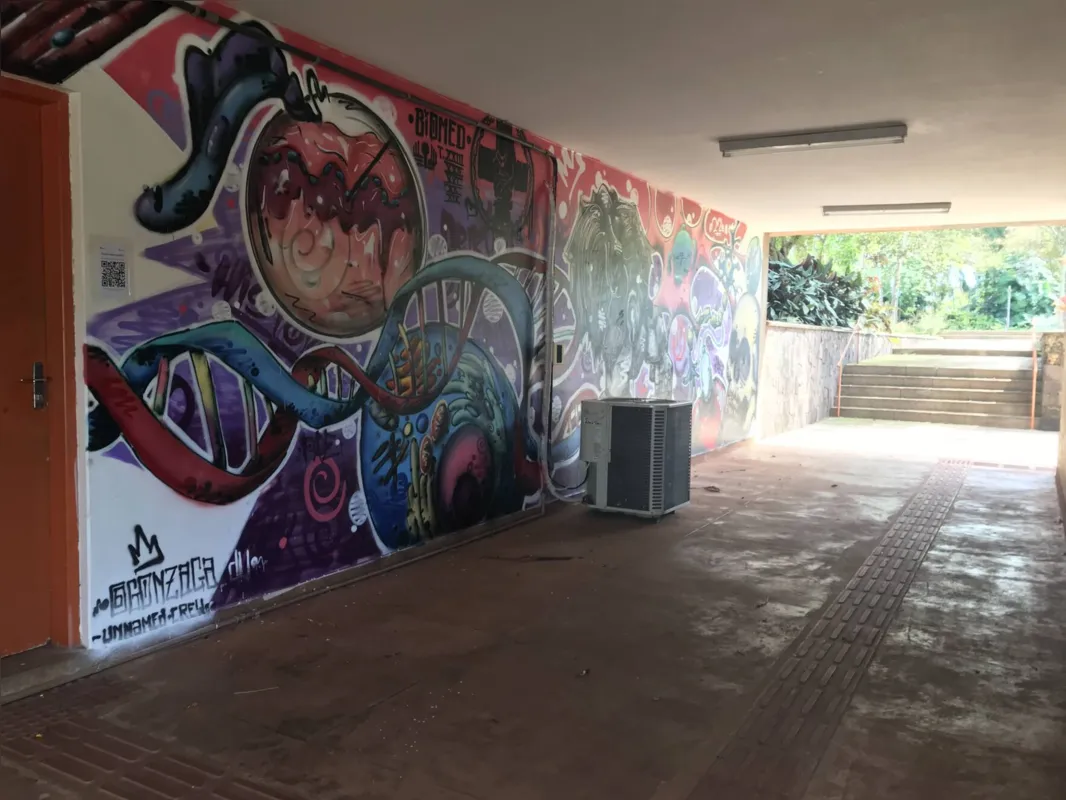 Imagem ilustrativa da imagem Grafite e histologia representados em muro no campus da UEL