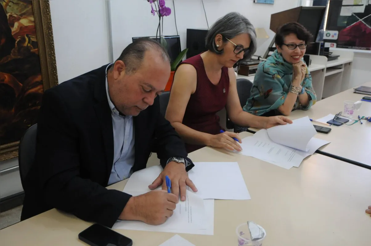 José Nicolás Mejía, administrador do Grupo Folha, a reitora da UEL, Marta Fávaro, e a diretora do CLCH, Laura Brandini, durante a assinatura do contrato de doação do acervo da Folha de Londrina para a UEL