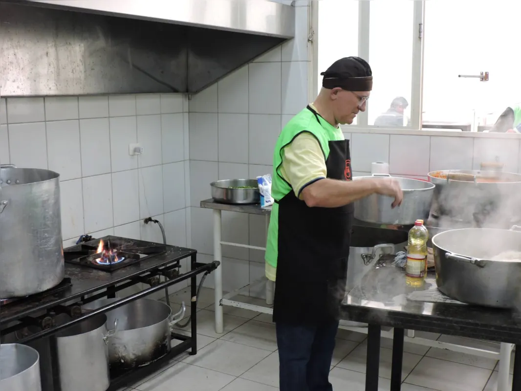 Gelson Ailton Gil é responsável pela cozinha há 31 anos