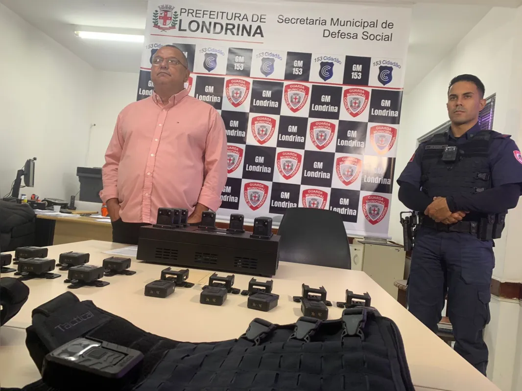 O secretário de Defesa Social, coronel Pedro Ramos, mostrou os equipamentos (coletes e câmeras) adquiridos pelo município de Londrina