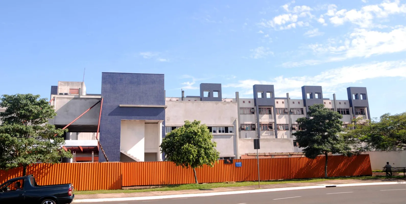 Alunos e docentes do CCS da UEL e servidores do HU participam de um ato em frente ao hospital na terça-feira: cobrança por diálogo