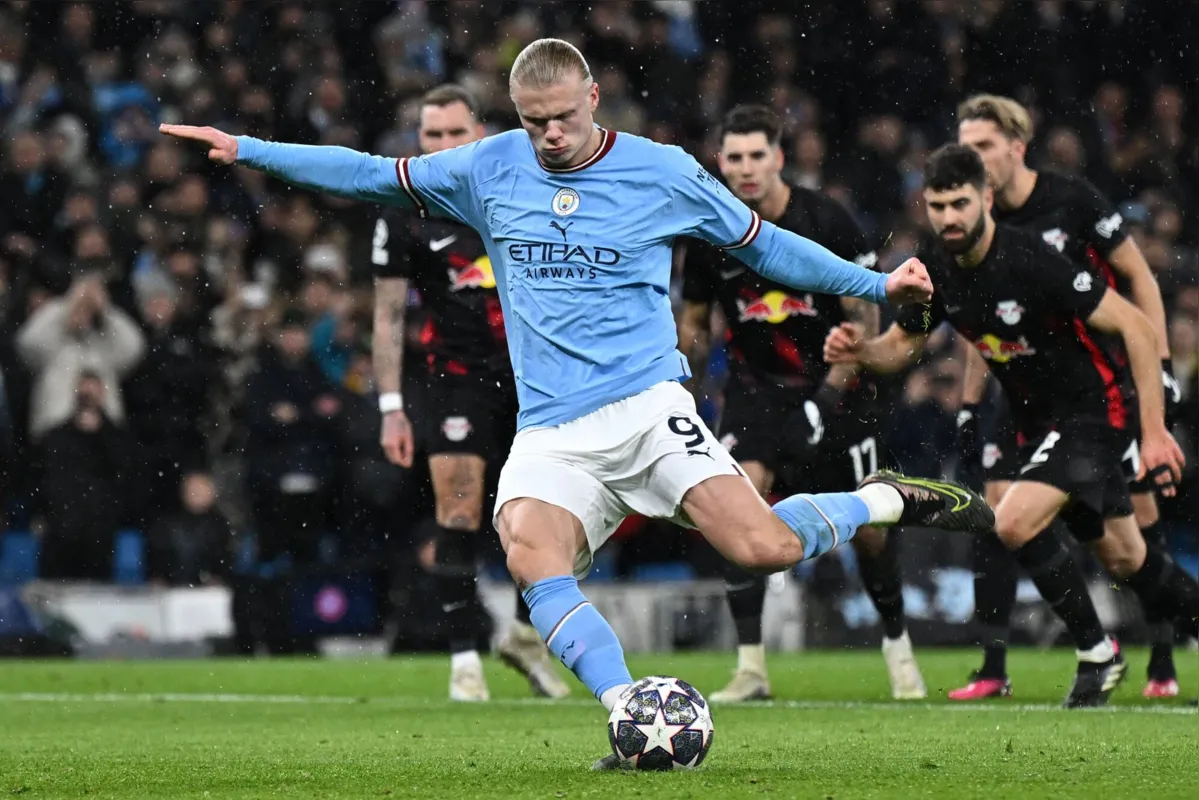 Manchester City's Norwegian striker Erling Haaland shoots from the penalty spot to score the team's  opening goal during the UEFA Champions League round of 16 second-leg football match between Manchester City and RB Leipzig at the Etihad Stadium in Manchester, north west England, on March 14, 2023. (Photo by Paul ELLIS / AFP)