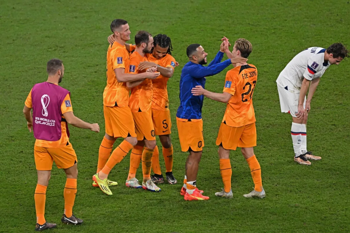Jogadores da Holanda comemoram vaga nas quartas de final da Copa do Mundo