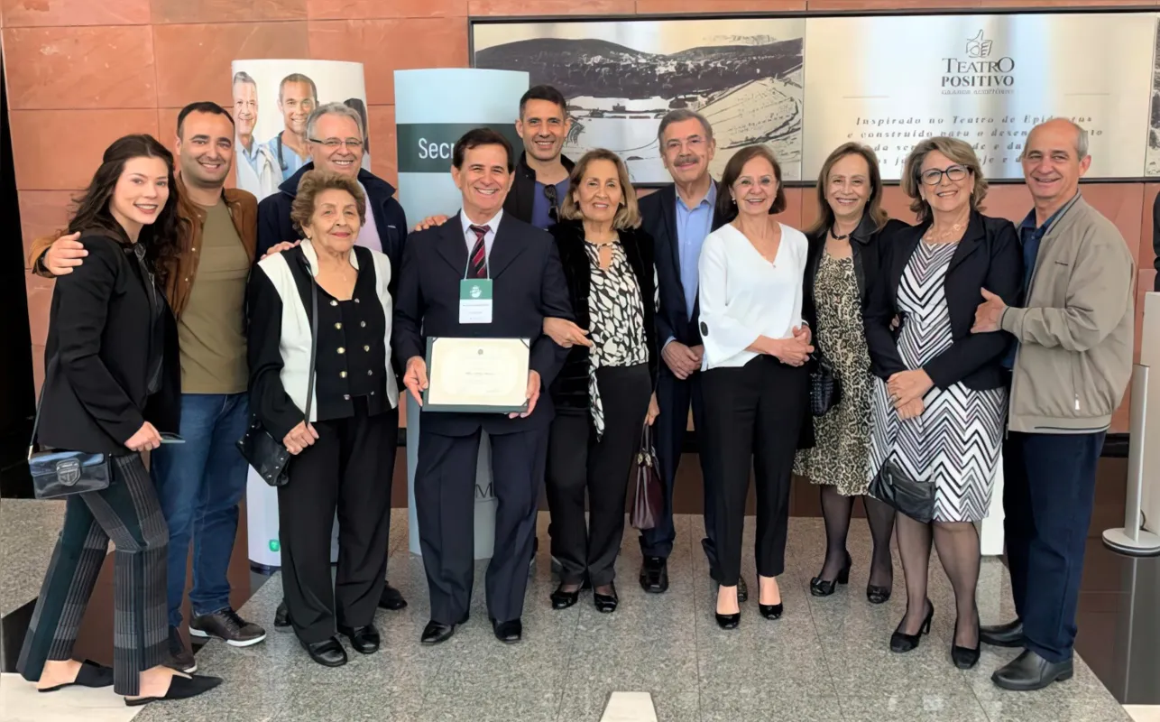 A família do doutor Wilson Campos com o homenageado. Da esquerda para a direita estão Keila Zanetti Campos, Vitor Galego, Antônia Garcia, João Luís Galego, Wilson Galego Campos, Gustavo Campos, Selma Campos, Lázaro Garcia, Carmen Garcia, Ilka Galego, Sônia Galego e Nelson Galego
