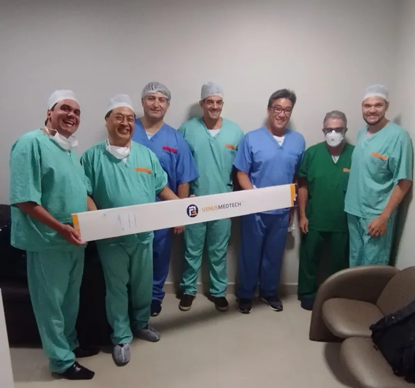 E equipe médica responsável pelo inédito procedimento cirúrgico no Hospital Norte Paranaense