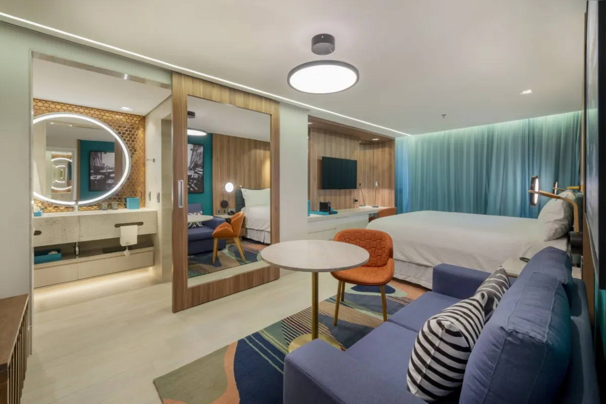 A opção king tem uma cama de casal e um espaço de estar com sofá e mesa de apoio