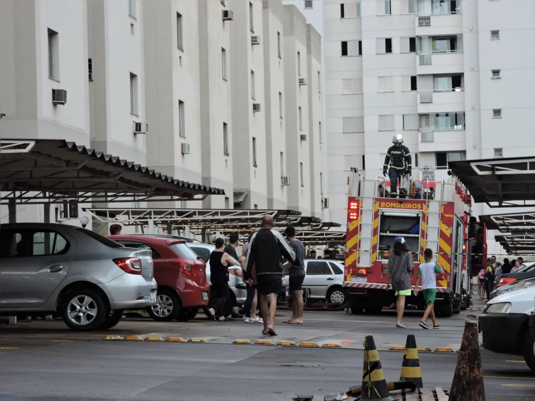 Bombeiros usaram mais de 13 mil litros de água para conter as chamas