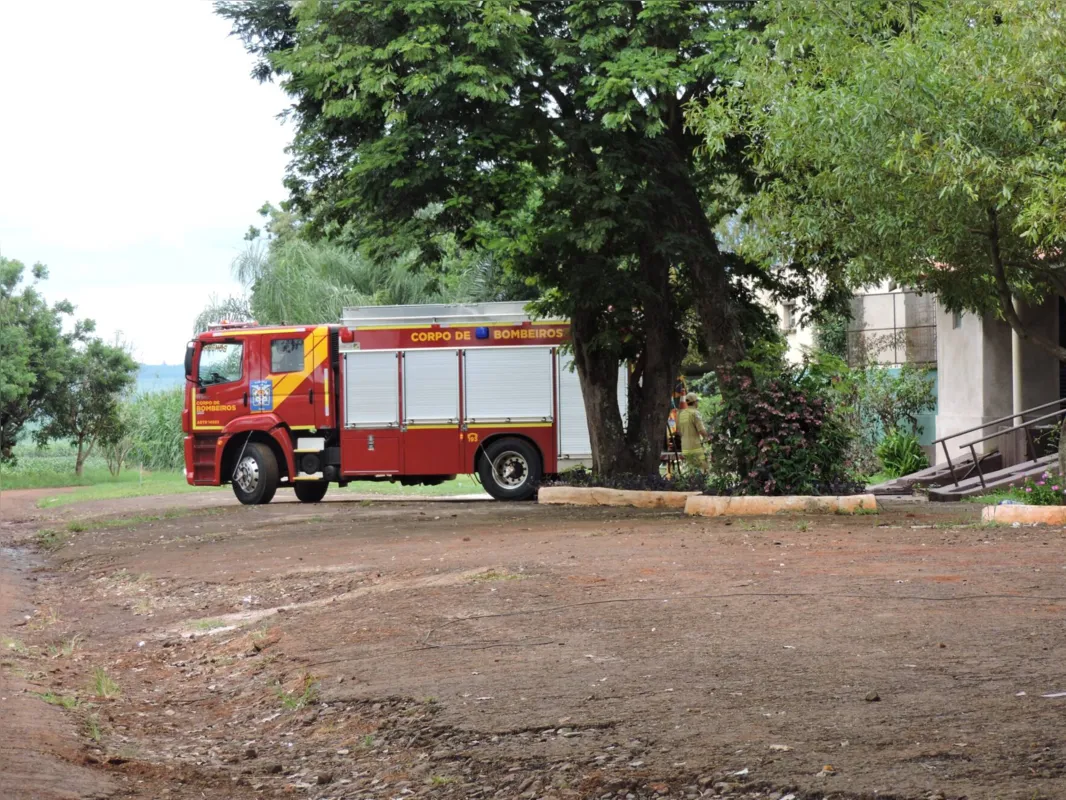 Bombeiros voltaram à instituição na manhã de sexta para combater novos focos do incêndio