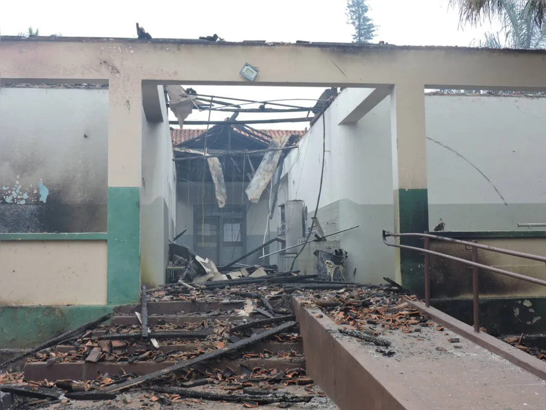 Entrada do pavilhão: escombros e prejuízo