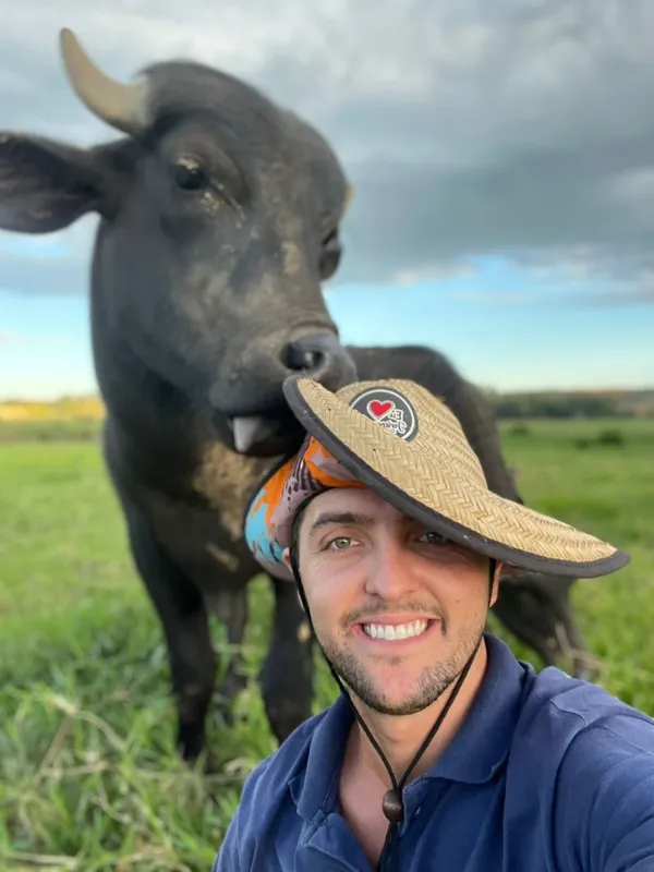 O pecuarista Filipe Rezende Faria, de Minas Gerais, mostra, com bom humor, curiosidades sobre búfalos: 1,7 milhão de seguidores