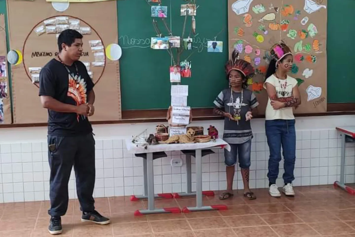 Ronaldo Alves da Silva, com o nome indígena de Awa Djerokydju, que significa dançarino sagrado, tem 33 anos, pertence à etnia Guarani e é da Terra Indígena Pinhalzinho, no Norte Pioneiro, onde vivem cerca de 160 indígenas.
Foto: Ronaldo Alves da Silva/Arquivo pessoal
Ronaldo Alves da Silva, com o nome indígena de Awa Djerokydju, que significa dançarino sagrado, tem 33 anos, pertence à etnia Guarani e é da Terra Indígena Pinhalzinho, no Norte Pioneiro, onde vivem cerca de 160 indígenas.
Foto: Ronaldo Alves da Silva/Arquivo pessoal
Ronaldo Alves da Silva, com o nome indígena de Awa Djerokydju, que significa dançarino sagrado, tem 33 anos, pertence à etnia Guarani e é da Terra Indígena Pinhalzinho, no Norte Pioneiro, onde vivem cerca de 160 indígenas.
Foto: Ronaldo Alves da Silva/Arquivo pessoal
Ronaldo Alves da Silva, com o nome indígena de Awa Djerokydju, que significa dançarino sagrado, tem 33 anos, pertence à etnia Guarani e é da Terra Indígena Pinhalzinho, no Norte Pioneiro, onde vivem cerca de 160 indígenas.
Foto: Ronaldo Alves da Silva/Arquivo pessoal
Ronaldo Alves da Silva, com o nome indígena de Awa Djerokydju, que significa dançarino sagrado, tem 33 anos, pertence à etnia Guarani e é da Terra Indígena Pinhalzinho, no Norte Pioneiro, onde vivem cerca de 160 indígenas.
Foto: Ronaldo Alves da Silva/Arquivo pessoal
Ronaldo Alves da Silva, com o nome indígena de Awa Djerokydju, que significa dançarino sagrado, tem 33 anos, pertence à etnia Guarani e é da Terra Indígena Pinhalzinho, no Norte Pioneiro, onde vivem cerca de 160 indígenas.
Foto: Ronaldo Alves da Silva/Arquivo pessoal
Ronaldo Alves da Silva, com o nome indígena de Awa Djerokydju, que significa dançarino sagrado, tem 33 anos, pertence à etnia Guarani e é da Terra Indígena Pinhalzinho, no Norte Pioneiro, onde vivem cerca de 160 indígenas.
Foto: Ronaldo Alves da Silva/Arquivo pessoal
Ronaldo Alves da Silva, com o nome indígena de Awa Djerokydju, que significa dançarino sagrado, tem 33 anos, pertence à etnia Guarani e é da Terra Indígena Pinhalzinho, no Norte Pioneiro, onde vivem cerca de 160 indígenas.
Foto: Ronaldo Alves da Silva/Arquivo pessoal
Ronaldo Alves da Silva, com o nome indígena de Awa Djerokydju, que significa dançarino sagrado, tem 33 anos, pertence à etnia Guarani e é da Terra Indígena Pinhalzinho, no Norte Pioneiro, onde vivem cerca de 160 indígenas.
Foto: Ronaldo Alves da Silva/Arquivo pessoal
Ronaldo Alves da Silva, com o nome indígena de Awa Djerokydju, que significa dançarino sagrado, tem 33 anos, pertence à etnia Guarani e é da Terra Indígena Pinhalzinho, no Norte Pioneiro, onde vivem cerca de 160 indígenas.
Foto: Ronaldo Alves da Silva/Arquivo pessoal
Ronaldo Alves da Silva, com o nome indígena de Awa Djerokydju, que significa dançarino sagrado, tem 33 anos, pertence à etnia Guarani e é da Terra Indígena Pinhalzinho, no Norte Pioneiro, onde vivem cerca de 160 indígenas.
Foto: Ronaldo Alves da Silva/Arquivo pessoal
Ronaldo Alves da Silva, com o nome indígena de Awa Djerokydju, que significa dançarino sagrado, tem 33 anos, pertence à etnia Guarani e é da Terra Indígena Pinhalzinho, no Norte Pioneiro, onde vivem cerca de 160 indígenas.
Foto: Ronaldo Alves da Silva/Arquivo pessoal
Ronaldo Alves da Silva, com o nome indígena de Awa Djerokydju, que significa dançarino sagrado, tem 33 anos, pertence à etnia Guarani e é da Terra Indígena Pinhalzinho, no Norte Pioneiro, onde vivem cerca de 160 indígenas.
Foto: Ronaldo Alves da Silva/Arquivo pessoal
Políticas públicas ampliam acesso da população indígena às universidades paranaenses
Foto: SETI
Políticas públicas ampliam acesso da população indígena às universidades paranaenses
Foto: SETI
Políticas públicas ampliam acesso da população indígena às universidades paranaenses
Foto: SETI
Políticas públicas ampliam acesso da população indígena às universidades paranaenses
Foto: SETI
Políticas públicas ampliam acesso da população indígena às universidades paranaenses
Foto: SETI
Políticas públicas ampliam acesso da população indígena às universidades paranaenses
Foto: SETI
Políticas públicas ampliam acesso da população indígena às universidades paranaenses
Foto: SETI
Políticas públicas ampliam acesso da população indígena às universidades paranaenses
Foto: SETI
Políticas públicas ampliam acesso da população indígena às universidades paranaenses
Foto: SETI
Políticas públicas ampliam acesso da população indígena às universidades paranaenses
Foto: SETI
Políticas públicas ampliam acesso da população indígena às universidades paranaenses
Foto: SETI
Políticas públicas ampliam acesso da população indígena às universidades paranaenses
Foto: SETI
Políticas públicas ampliam acesso da população indígena às universidades paranaenses
Foto: SETI
Silvana Matias, da etnia Guarani Nhandewa, decidiu entrar na universidade. Seu nome indígena é Kunhã Poty Porã, que significa flor bonita. Ela tem 48 anos e mora na Terra Indígena Laranjinha, localizada no município de Santa Amélia, no Norte Pioneiro.
Foto: Silvana Matias/Arquivo pessoal
Silvana Matias, da etnia Guarani Nhandewa, decidiu entrar na universidade. Seu nome indígena é Kunhã Poty Porã, que significa flor bonita. Ela tem 48 anos e mora na Terra Indígena Laranjinha, localizada no município de Santa Amélia, no Norte Pioneiro.
Foto: Silvana Matias/Arquivo pessoal
Silvana Matias, da etnia Guarani Nhandewa, decidiu entrar na universidade. Seu nome indígena é Kunhã Poty Porã, que significa flor bonita. Ela tem 48 anos e mora na Terra Indígena Laranjinha, localizada no município de Santa Amélia, no Norte Pioneiro.
Foto: Silvana Matias/Arquivo pessoal
Silvana Matias, da etnia Guarani Nhandewa, decidiu entrar na universidade. Seu nome indígena é Kunhã Poty Porã, que significa flor bonita. Ela tem 48 anos e mora na Terra Indígena Laranjinha, localizada no município de Santa Amélia, no Norte Pioneiro.
Foto: Silvana Matias/Arquivo pessoal
Ronaldo Alves da Silva, com o nome indígena de Awa Djerokydju, que significa dançarino sagrado, tem 33 anos, pertence à etnia Guarani e é da Terra Indígena Pinhalzinho, no Norte Pioneiro, onde vivem cerca de 160 indígenas.