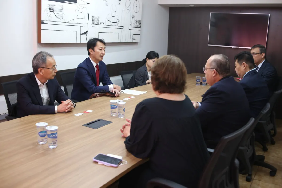 Comitiva japonesa realizou visita às instalações da Folha de Londrina.