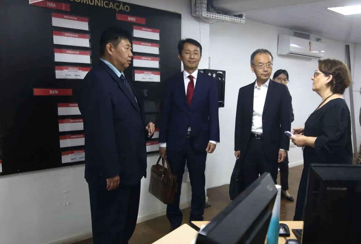 Visita da comitiva japonesa à Folha: na entrevistada foram abordados temas relativos à educação, cultura e economia, entre outros