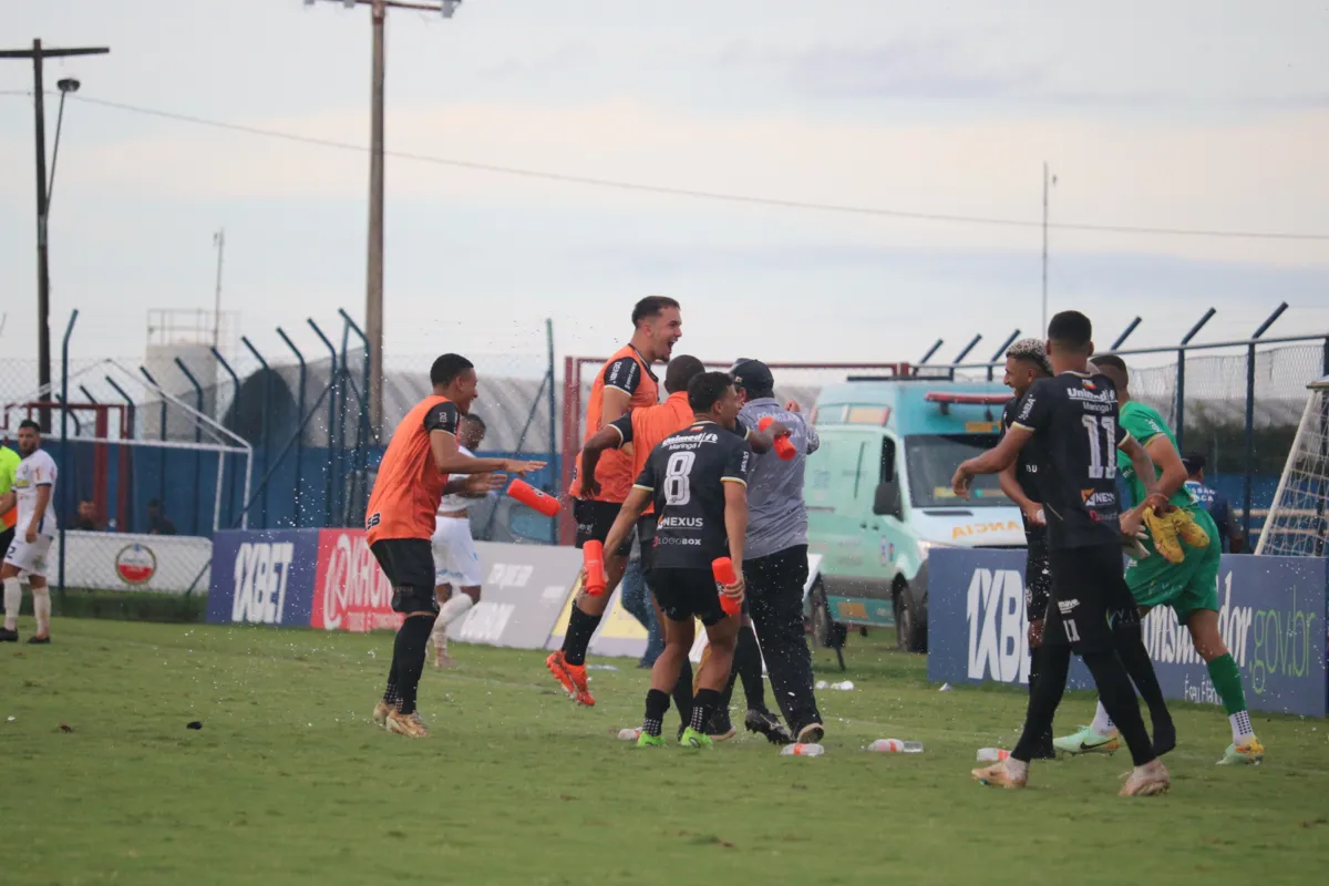 Jogadores do Aruko comemoram vitória em Cianorte que levou o time para as quartas de final do Paranaense