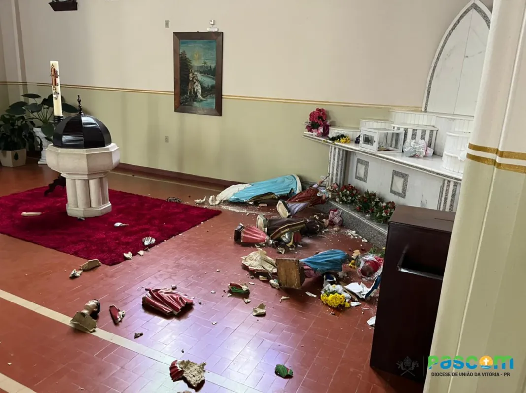 Imagem ilustrativa da imagem Invasor destrói 28 imagens sacras em igreja de São Mateus do Sul