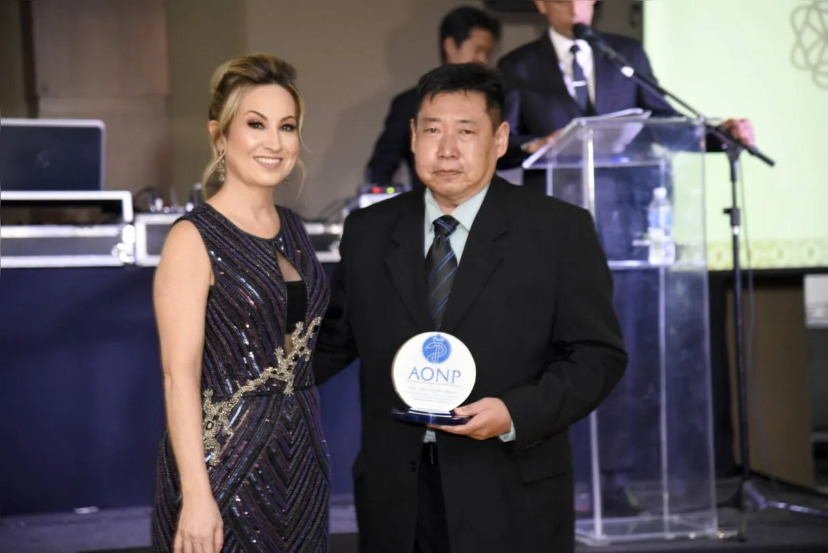 Marcela Vanzela Piubell e Vitor Ogawa durante a homenagem