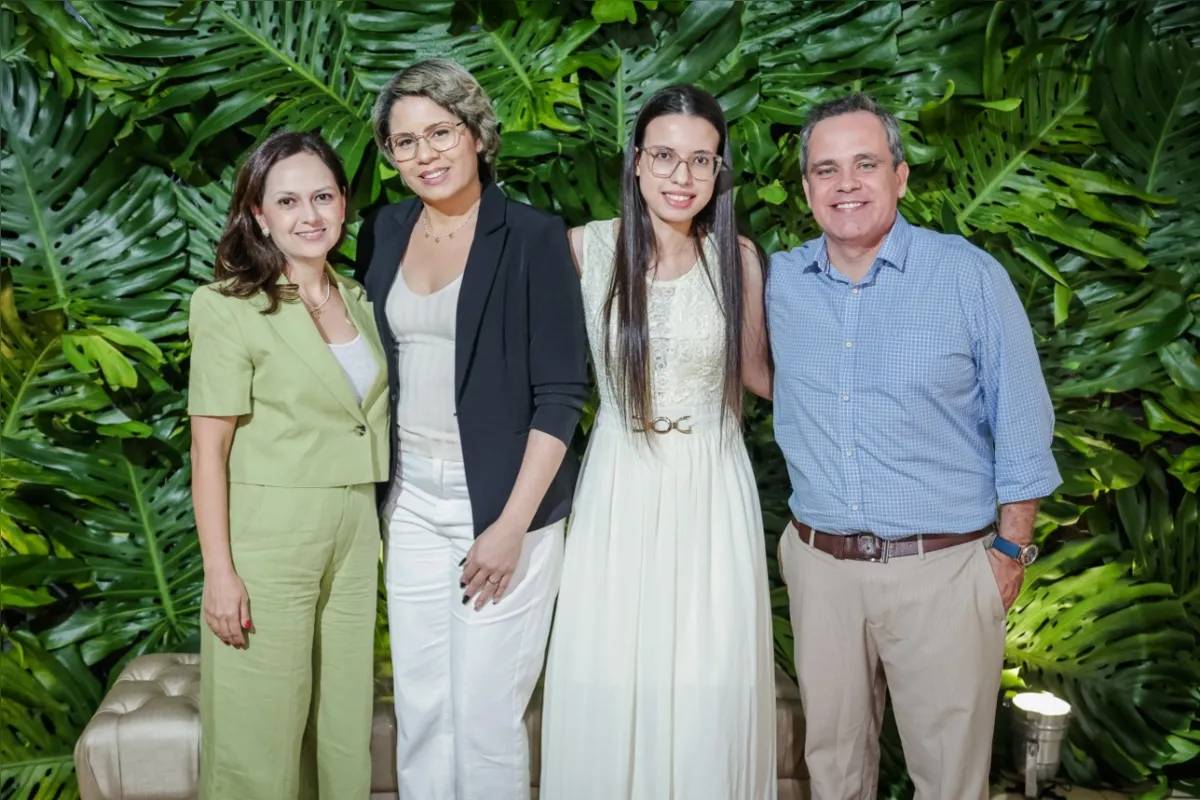 Ana Carolina Augusto Correa, as formandas Luciana  Barto Garrote e Ivone Dansiger, e João Rafael Correa
