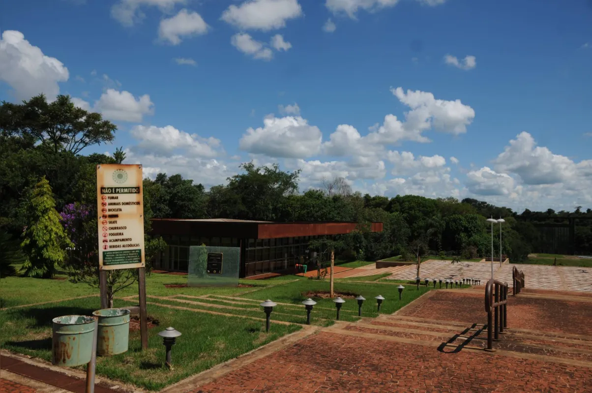 Lançado pelo governo do Estado em 2006 pelo então governador Roberto Requião, o Jardim Botânico teve suas primeiras edificações concluídas em 2008 e a primeira fase das obras entregues em 2010. Só foi aberto ao público em 2013 com estufas inacabadas