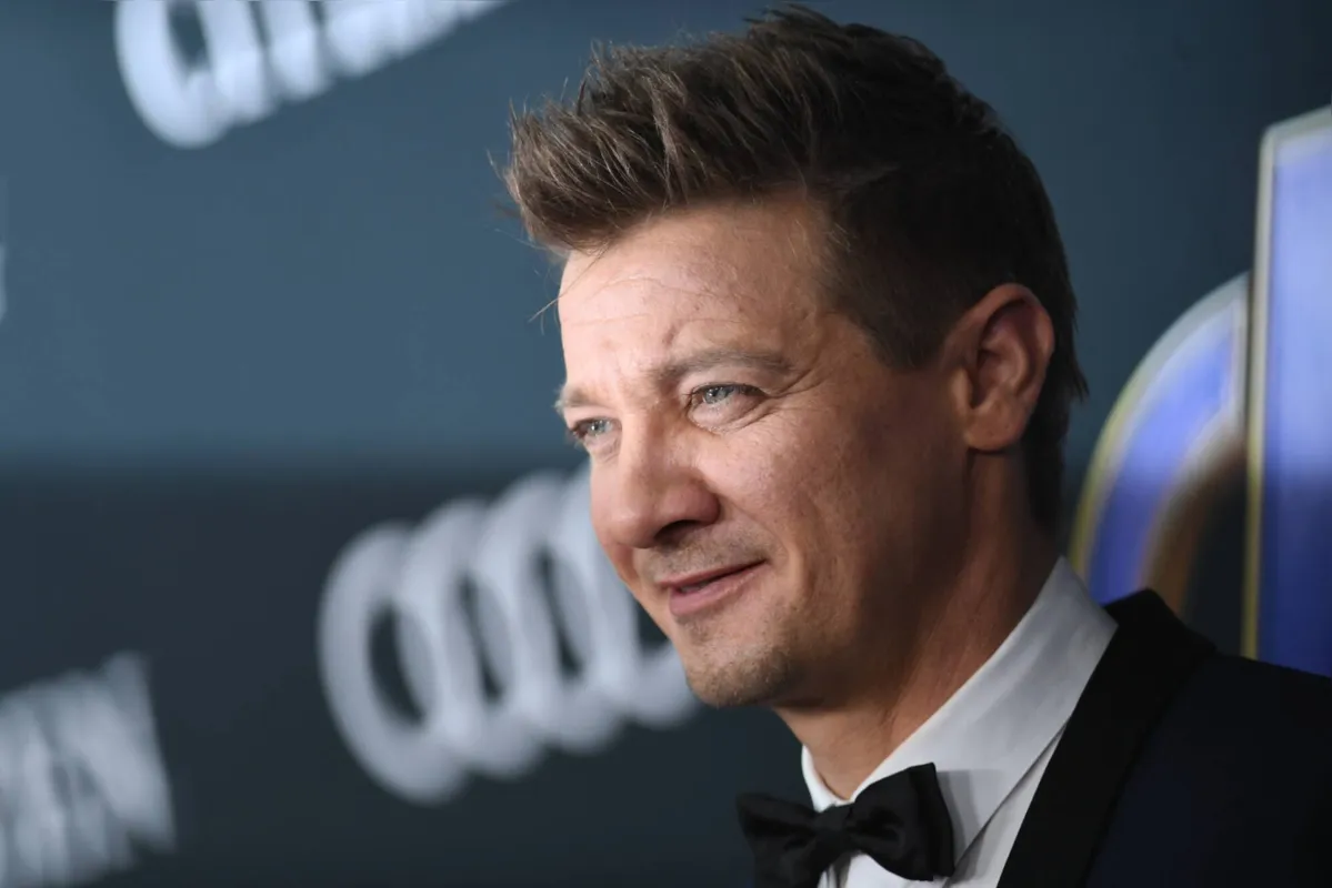 Jeremy Renner: ator passou por duas cirurgias e continua na UTI