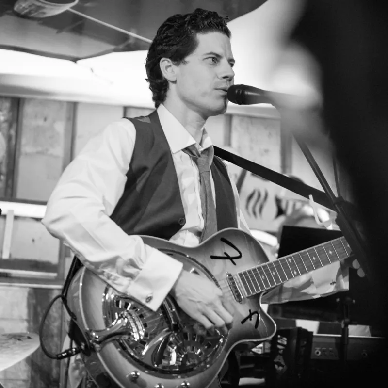 Matheus Mendes:  composições inspiradas em Frank Zappa, David Bowie e na música de New Orleans em estilos variados