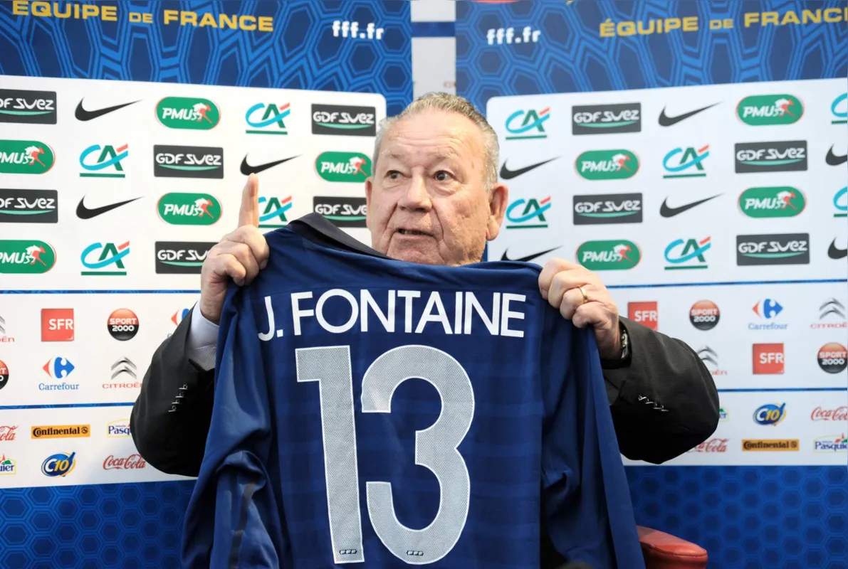 (FILES) France national football team's former Just Fontaine shows a jersey during a press conference on March 23, 2011, in Clairefontaine, southern Paris, five days ahead of the Euro 2012 qualifiers against Luxembourg. - Just Fontaine, a recordman of 13 goals in the 1958 World Cup in Sweden, died on March 1, 2023 at 89-years-old, announced his family. (Photo by Franck FIFE / AFP)