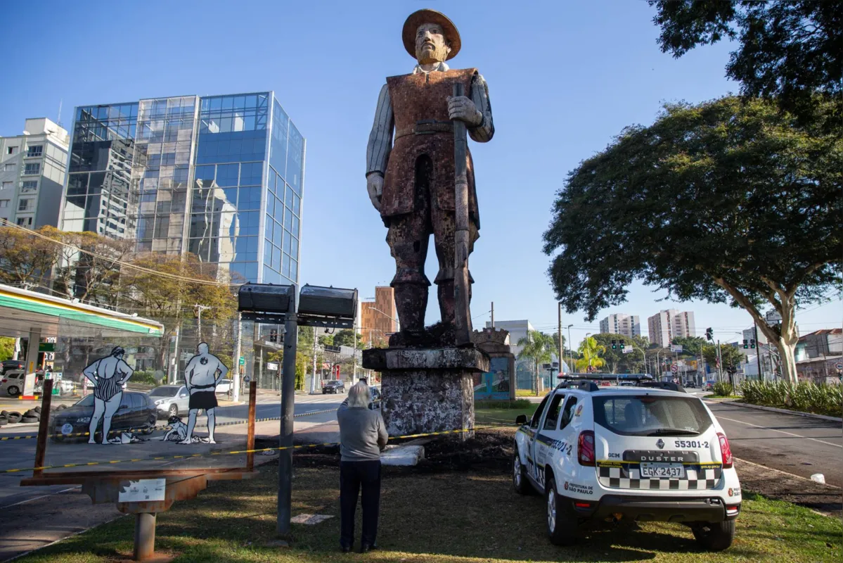 O grupo alegou que ateou fogo ao monumento porque o bandeirante contribuiu ativamente para o genocídio da população indígena do país