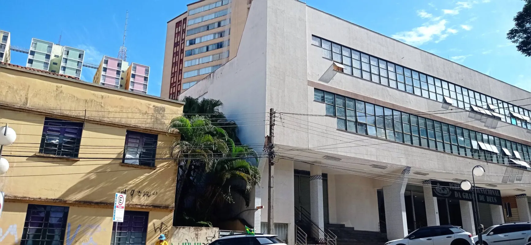 O despacho cita que a área da igreja é de 1200 m², no entanto a área ocupada é de 1445 m², ou seja, há uma diferença de 225 m².