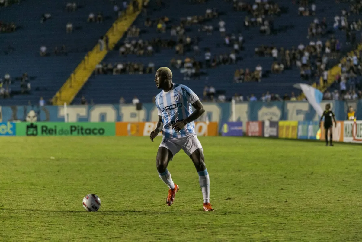 Artilheiro do Tubarão no campeonato com sete gols, Douglas Coutinho deve estar à disposição no jogo com a Ponte Preta