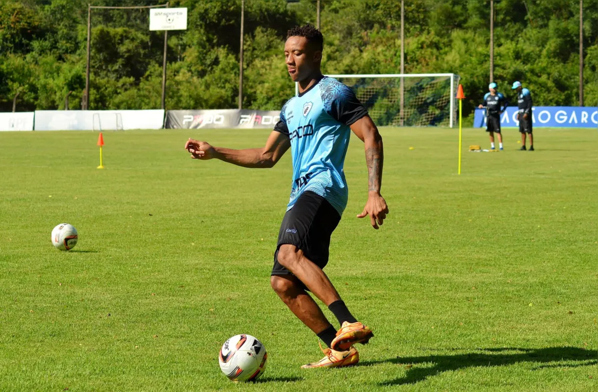 Destaque neste início de temporada, o nigeriano Clinton é o artilheiro do LEC no Paranaense com dois gols