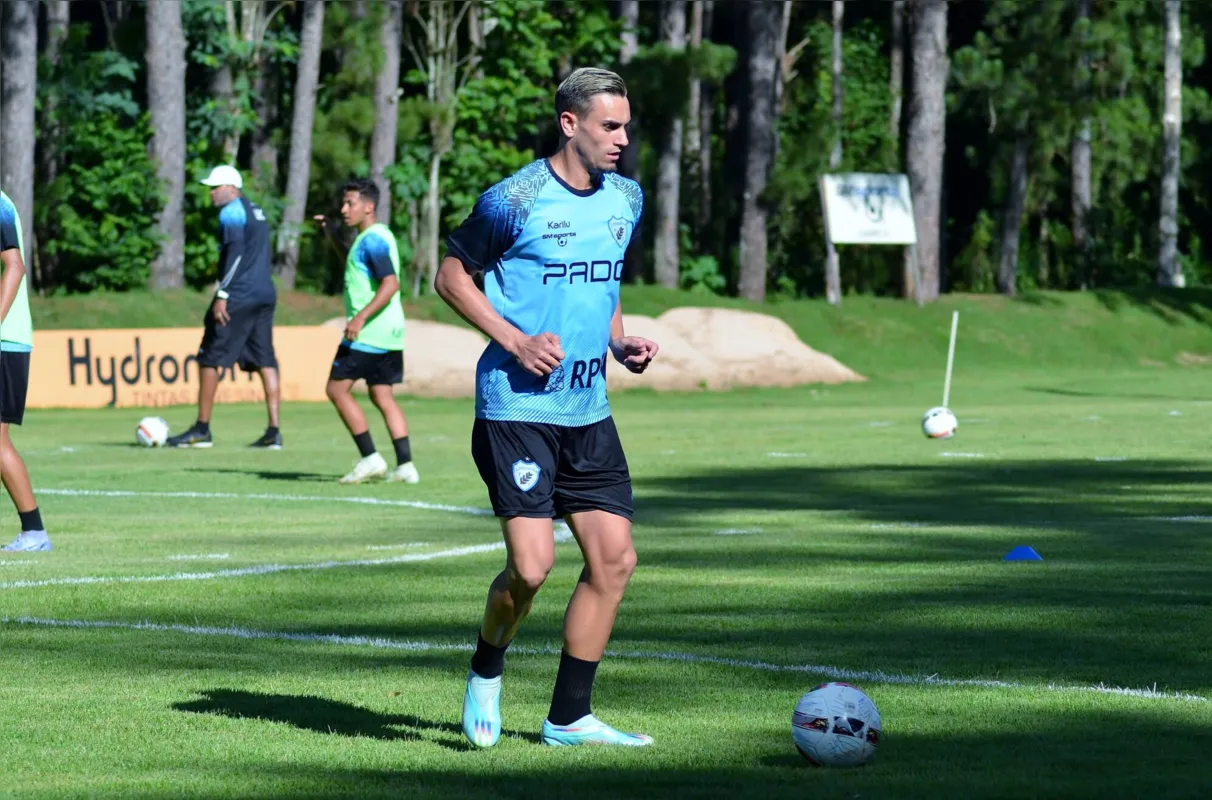 Um dos reforços para 2023, o volante Garraty tem agradado nos treinamentos e deve ser titular no jogo-treino de sexta-feira. (30)