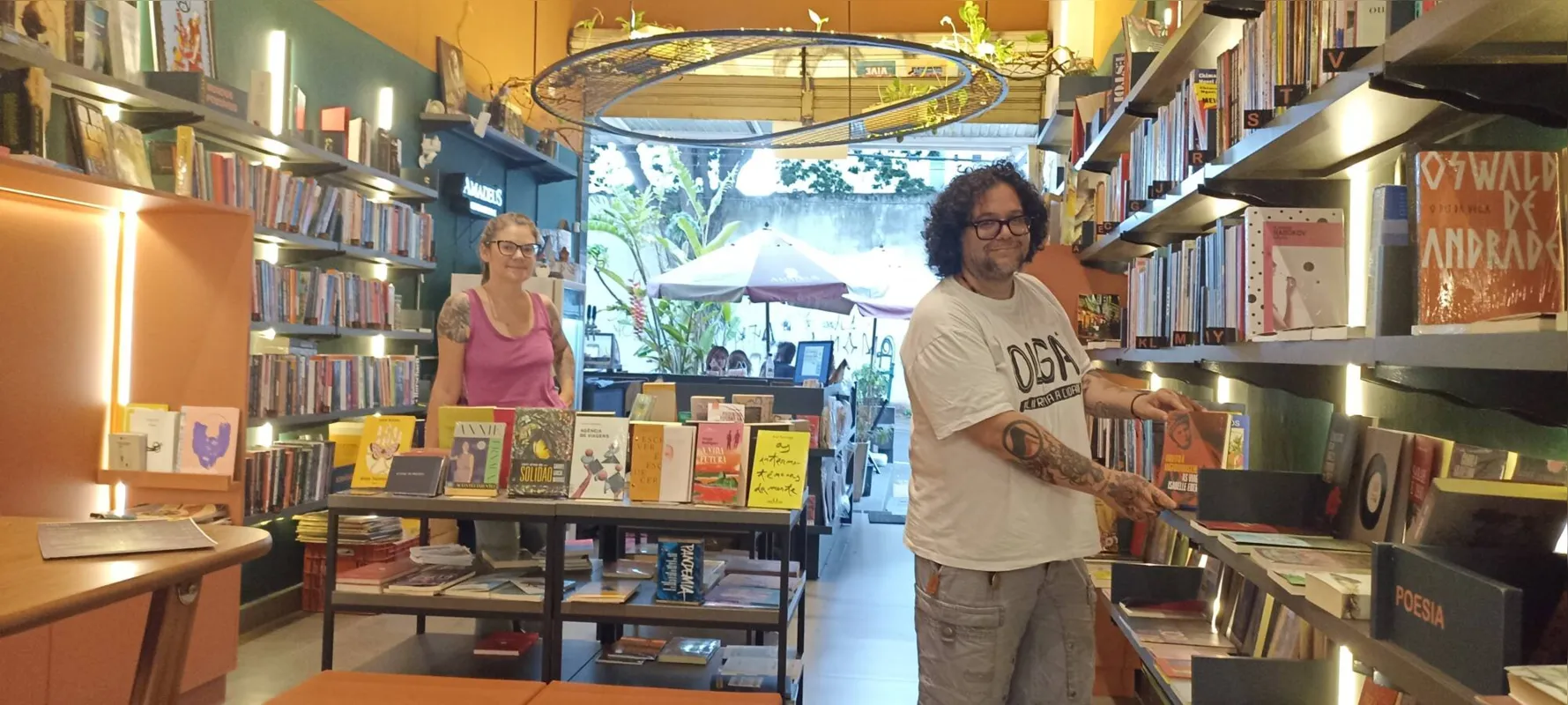 Maria Carolina Araujo e Fabio Coltro são sócios da Livraria Olga que  é, também, um ponto de encontro para conversar e trocar ideias
