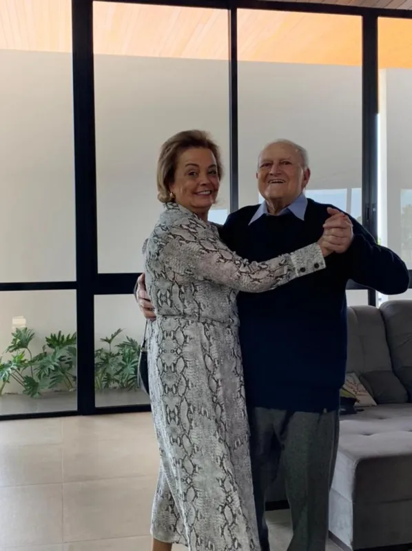 Ferdinando Milanez com a esposa Ivone na festa de Bodas de Ouro, em 2021