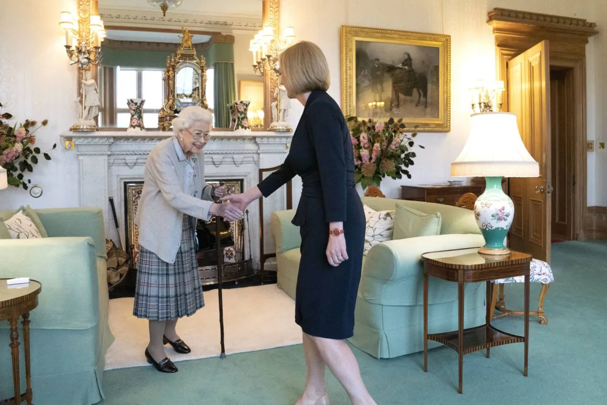 A avançada idade de Elizabeth 2ª fez o cerimonial optar por levar Liz Truss a Balmoral