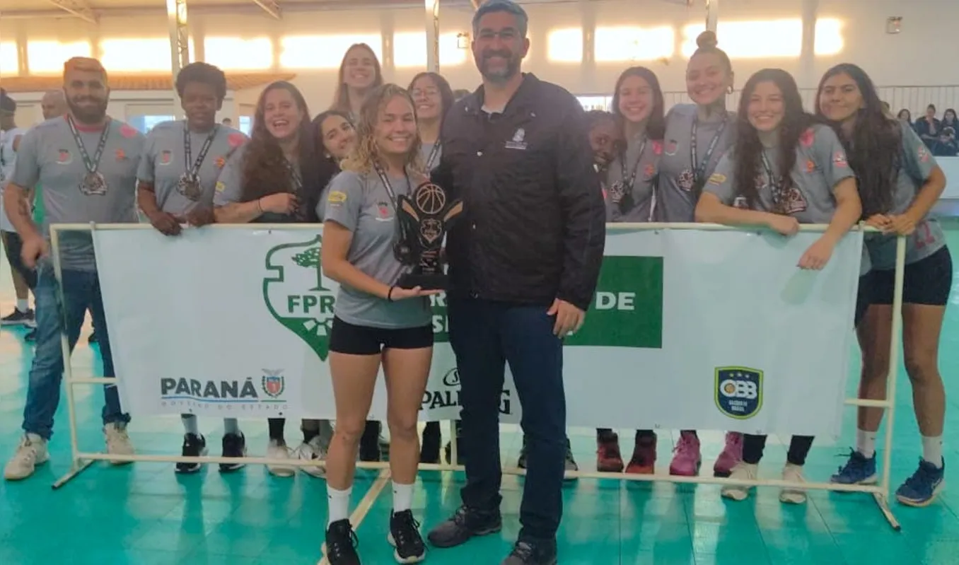Jogadoras do Londrina Basketball recebem a premiação do terceiro lugar