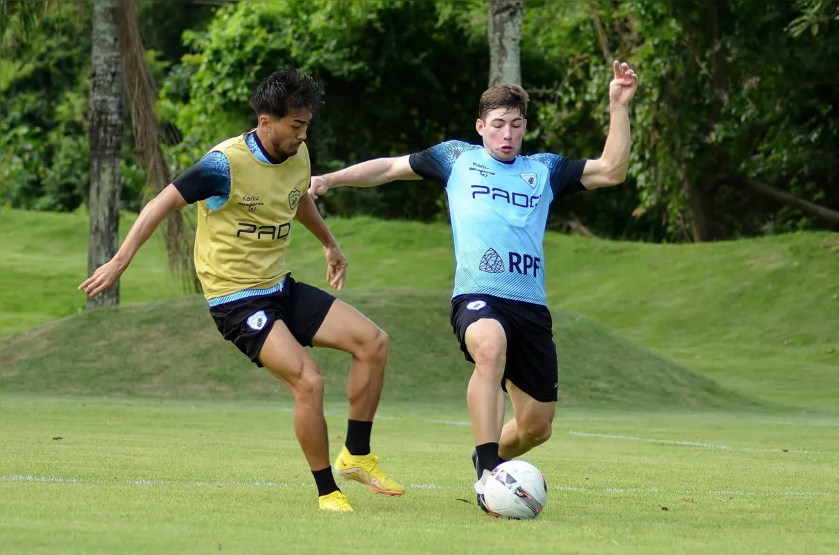 O zagueiro Gabriel (azul) tem sido uma das boas peças do LEC neste início de ano; jogador atuou com Edinho no sub-20 em 2022