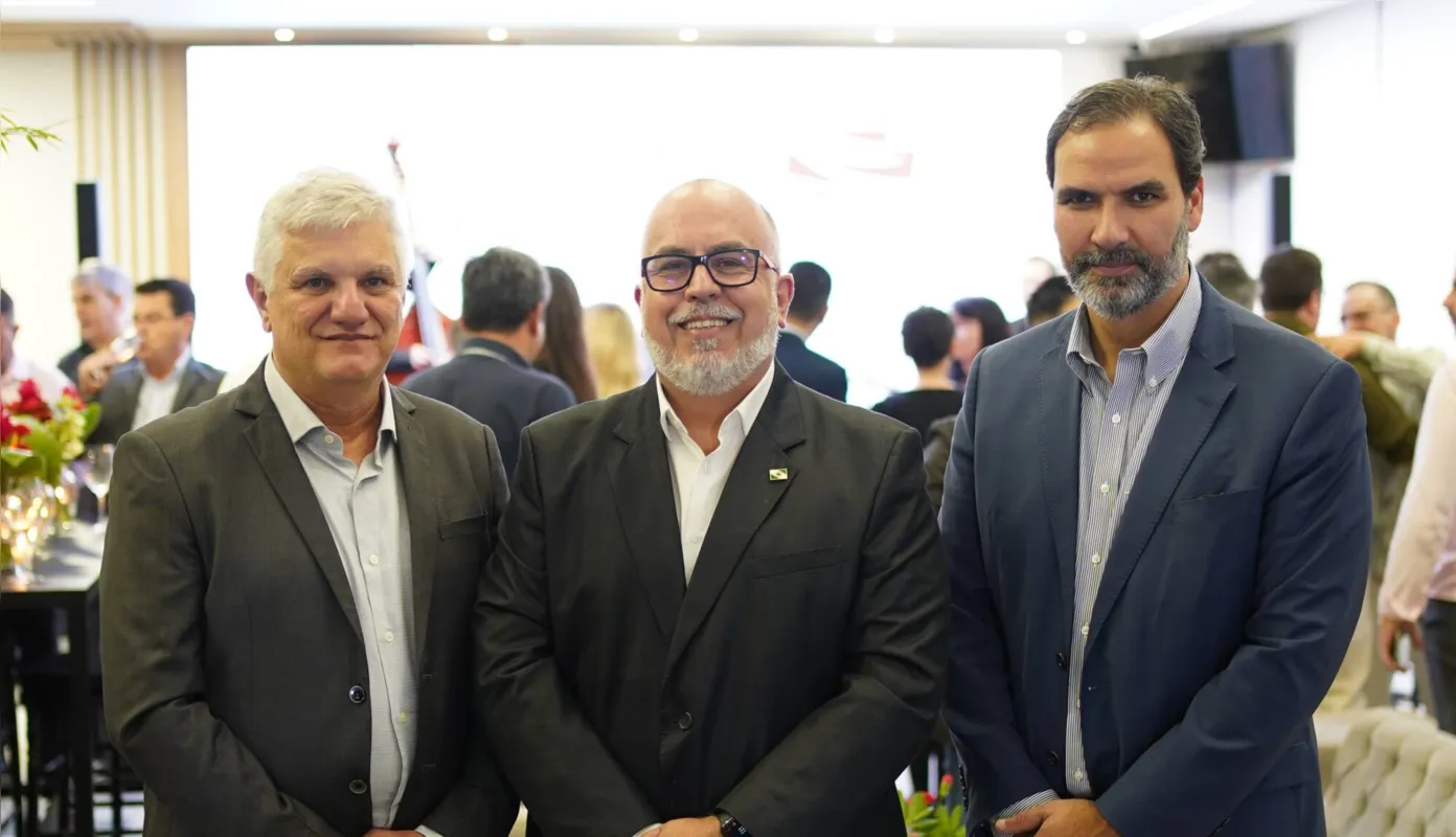 Representando o Governo do Paraná, o evento contou com a presença do Diretor Executivo Estadual de Saúde, Dr. César Augusto Neves Luiz (ao centro). Na foto, ele aparece entre o Diretor da Paraná Clínicas, Dr. Carlos Mortean e do Presidente do GrupoSulAmérica, Ricardo Bottas