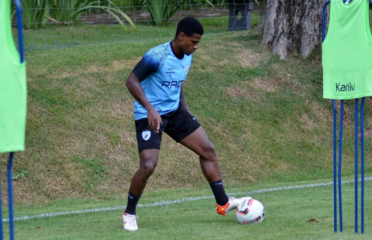 Um dos destaques da estreia, o lateral Felipe Vieira segue entre os titulares do LEC para o jogo de hoje contra o FC Cascavel