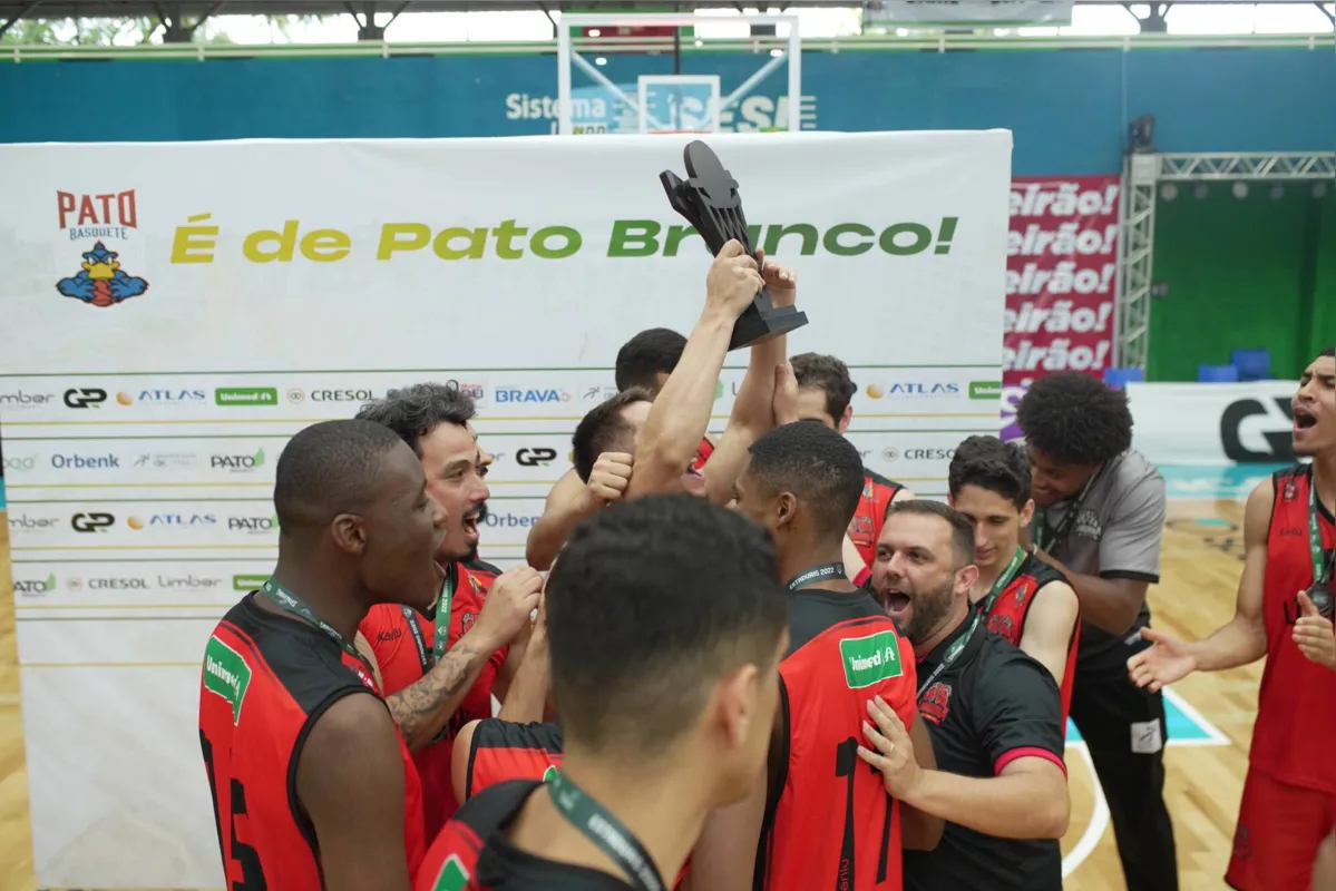 Apesar da derrota na final, jogadores de Londrina comemoram o vice-campeonato