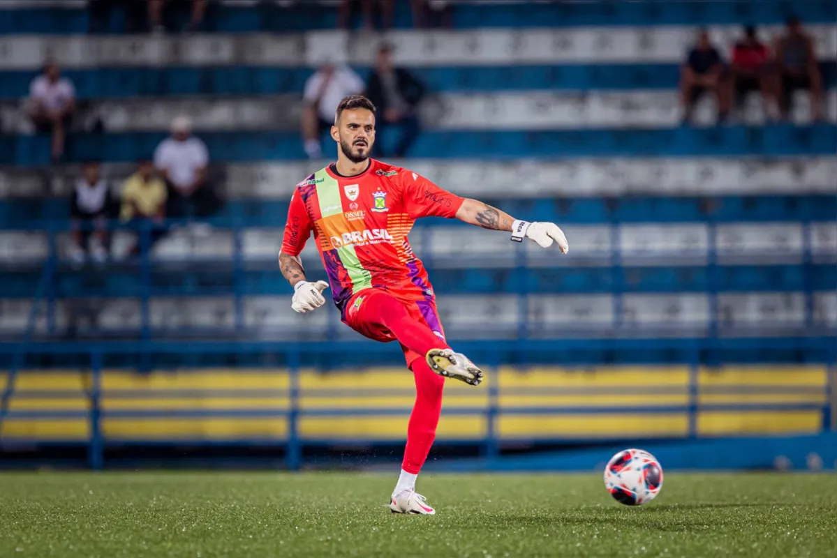 Aos 33 anos, Lucas Frigeri já passou por clubes como Atlético-GO, Avaí, CSA e Novorizontino e chega para ser titular na série B