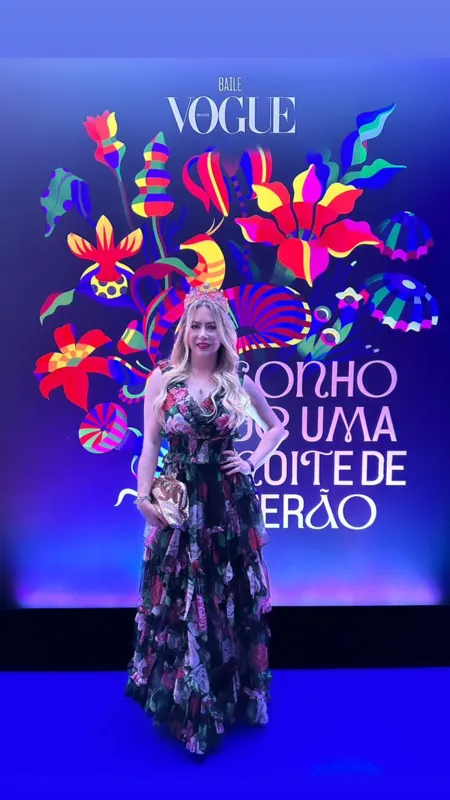 A advogada, jornalista, docente e escritora londrinense Carla Benedetti marcou presença no evento: ela elegeu look Dolce & Gabbana, para a ocasião