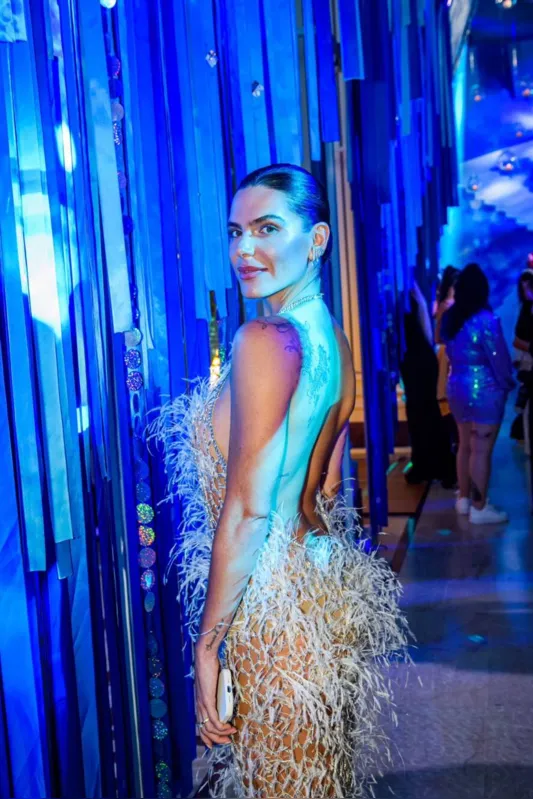 Mariana Goldfarb: o vestido, feito no Líbano, é da Ashi Studio e destaca uma tela de cristais