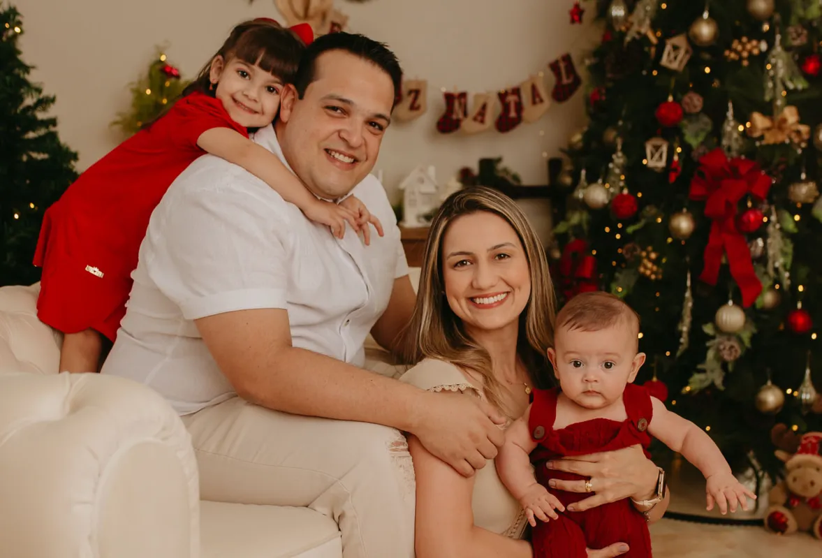 Rafaelly e Rodrigo Ortega Costa, com Mariana, escolheram o nome Miguel para batizar o caçula